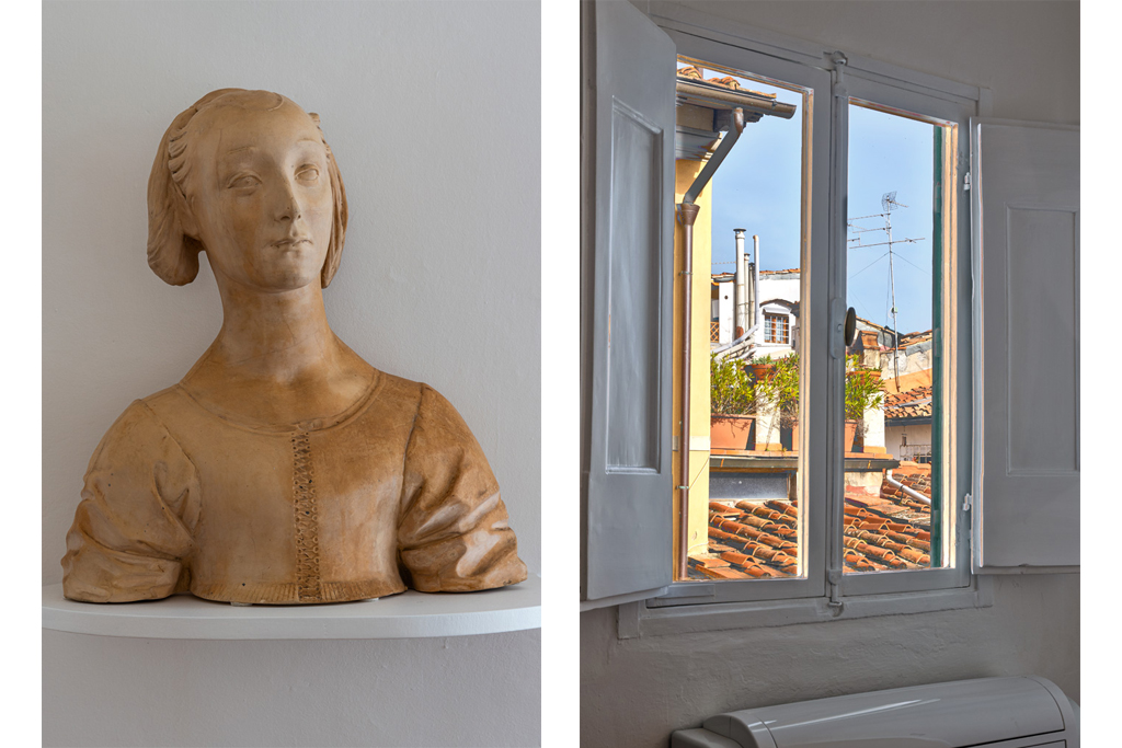 Firenze, Appartamento Annunziata soggiorno: busto di Marietta Strozzi, riproduzione in terracotta della scultura di Desiderio da Settignano; la finestra della camera da letto che si affaccia sui tetti del centro storico di Firenze.