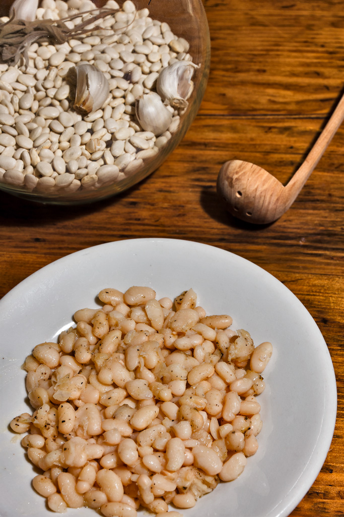 Fagioli di Sorana cotti e crudi.