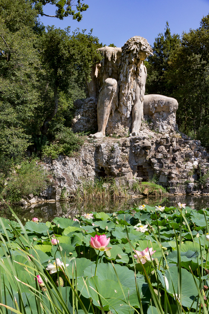 Villa Medicea di Pratolino - Villa Demidoff: Colosso dell’Appennino, statua del Giambologna, 1580.