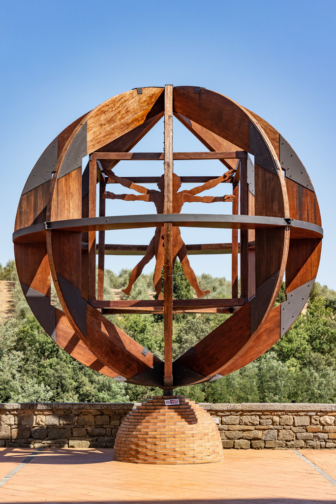 L’Uomo di Vinci,  scultura lignea di Mario Cerali che fa riferimento all’uomo vitruviano di Leonardo.