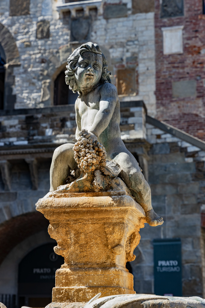 Prato, Piazza del Comune: copia della Fontana del Bacchino, realizzata in bronzo  dallo scultore Ferdinando Tacca,1659-65.