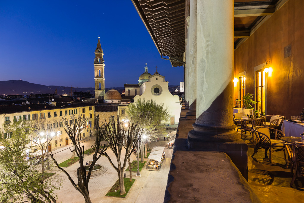 Firenze, Piazza Santo Spirito: veduta della Basilica di Santo Spirito dalla loggia cinquecentesca di Palazzo Guadagni.