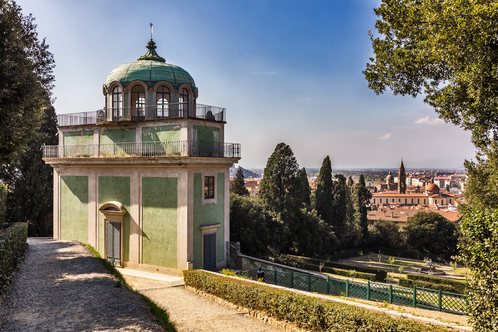 Firenze, Giardini di Boboli: Kaffeehaus, padiglione rococò realizzato nel 1776 da Zanobi del Rosso. Sullo sfondo: il quartiere e la Basilica di Santo Spirito.