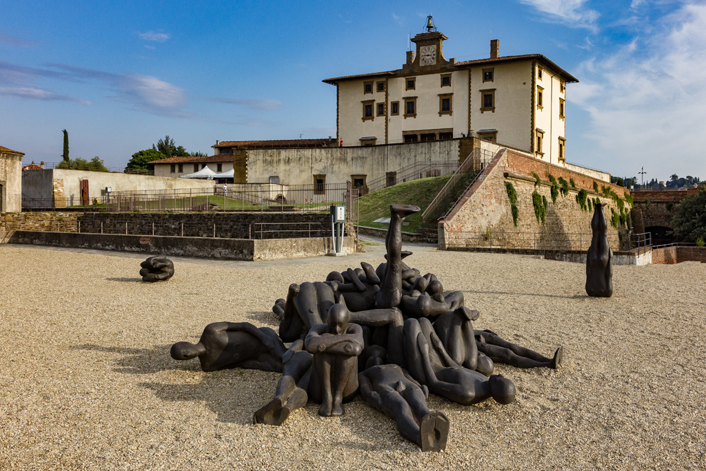 Firenze:  Forte Belvedere. In primo piano un’istallazione dello scultore Antony Gormley.