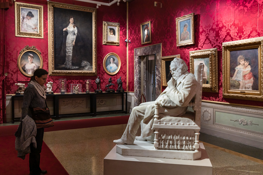 Palazzo Pitti, Galleria Palatina: sala con la statua Ritratto di Victor Hugo di Gaetano Trentanove, 1890.