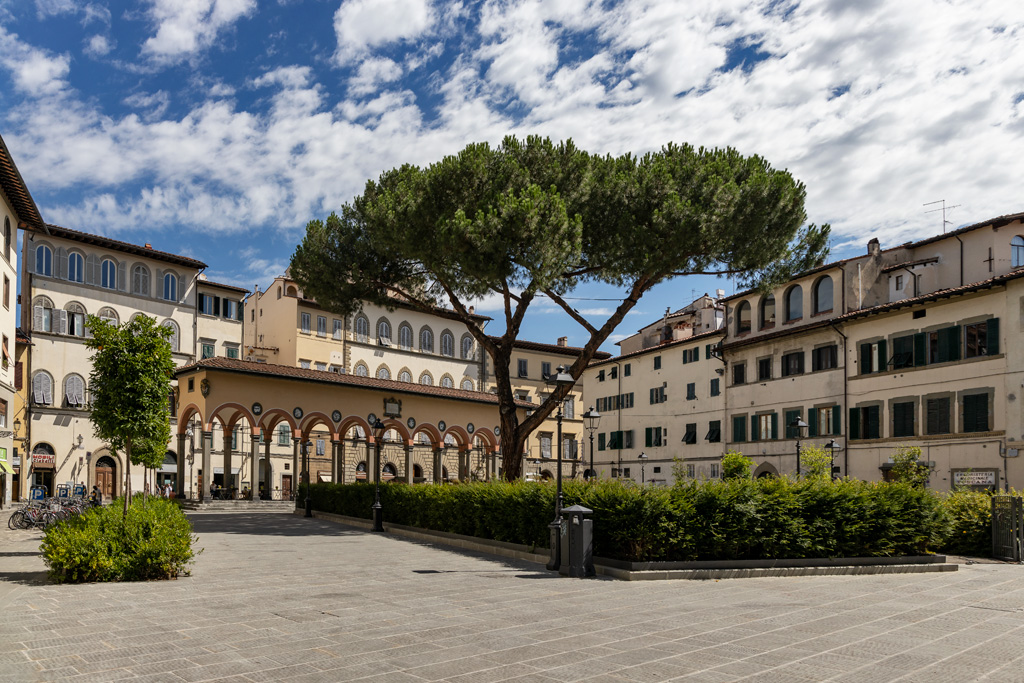 Firenze: veduta di Piazza dei Ciompi. Sullo sfondo, la loggia del Pesce.