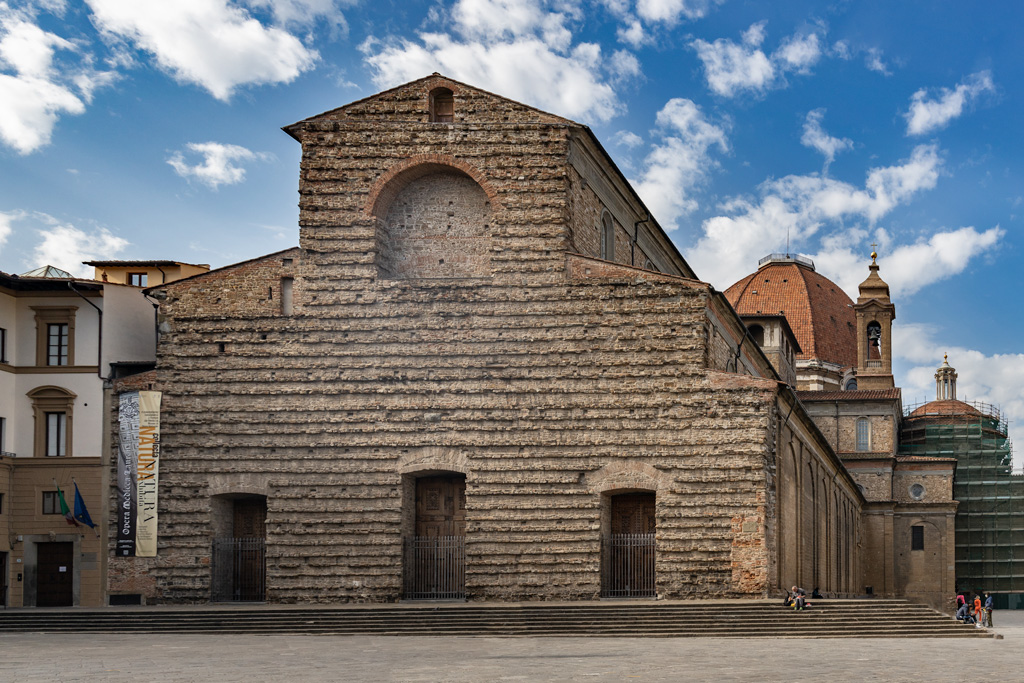 Basilica di S. Lorenzo: la scabra facciata.