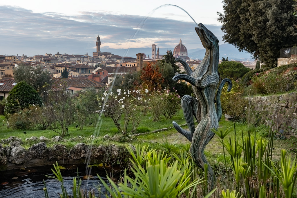 Veduta della città dal Giardino delle Rose. In primo piano una statua dell’artista belga Folon.