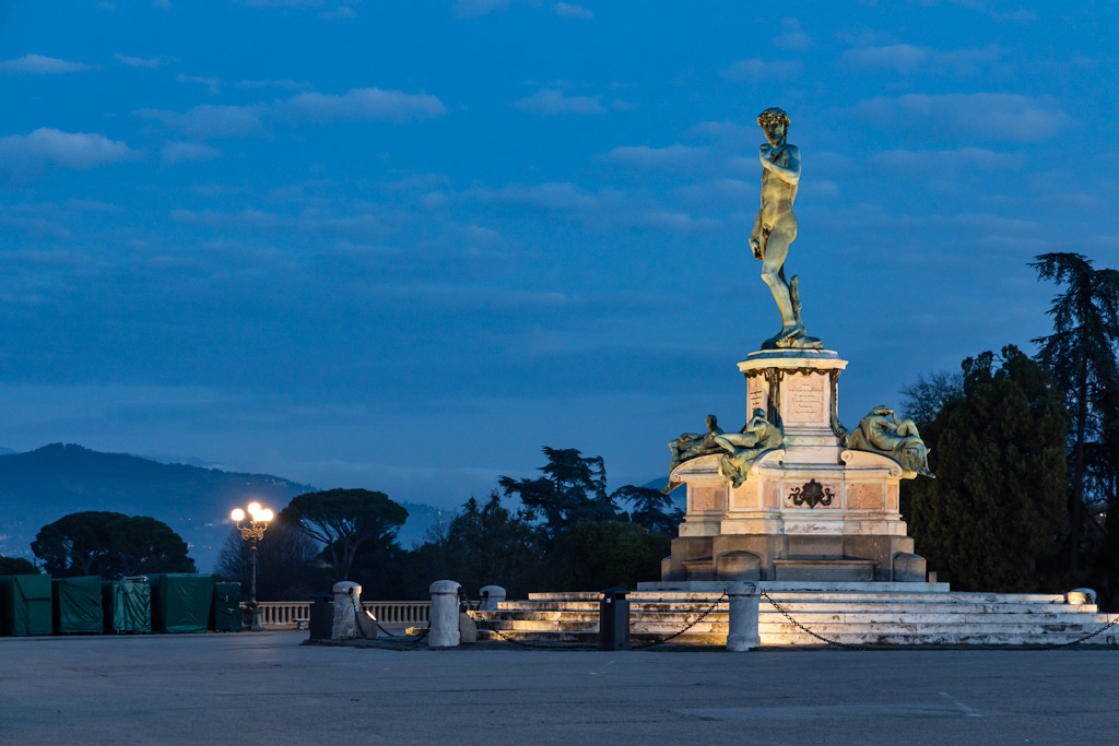 Veduta serale di Piazzale Michelangelo con la copia in bronzo del David di Michelangelo.