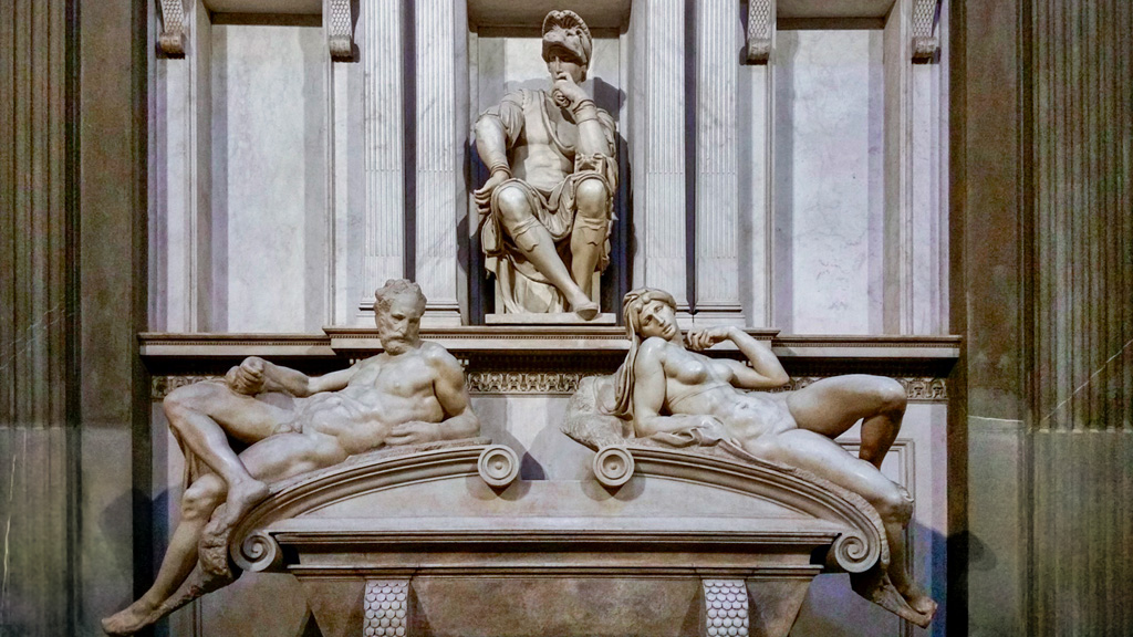 Basilica di San Lorenzo, Cappelle Medicee, Sagrestia Nuova: monumento sepolcrale a Lorenzo de' Medici duca di Urbino, con le statue del duca, e le Allegorie del Crepuscolo e dell'Aurora, di Michelangelo (1524-31).